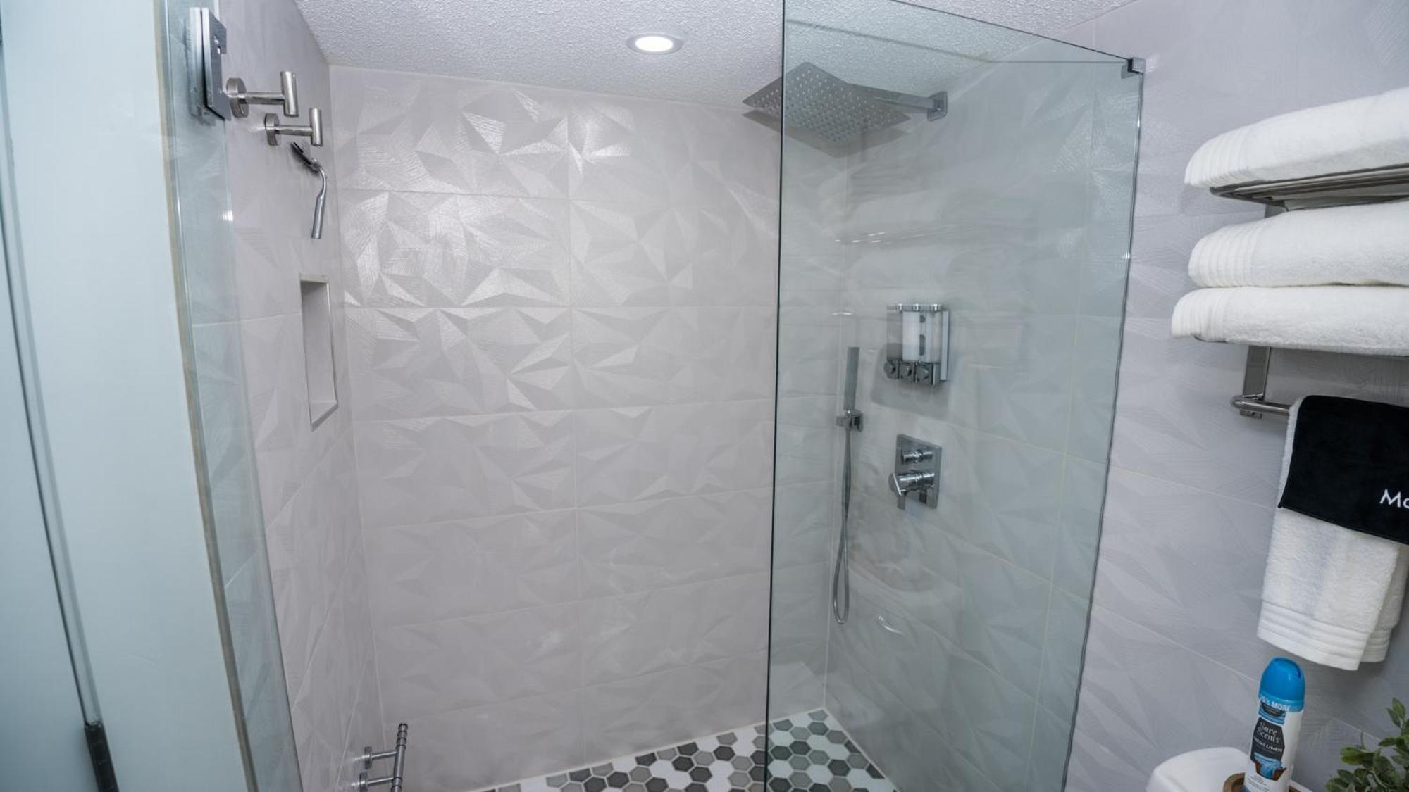 New Rental - 3Br 3Ba Corner Beachfront - 2024 Remodel - 3 Pools, Tiki Hut, Gym, Tennis Panama City Beach Extérieur photo